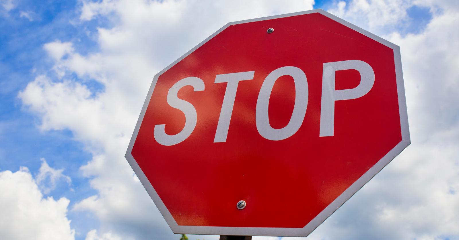 Stop Schild mit Himmel im Hintergrund
